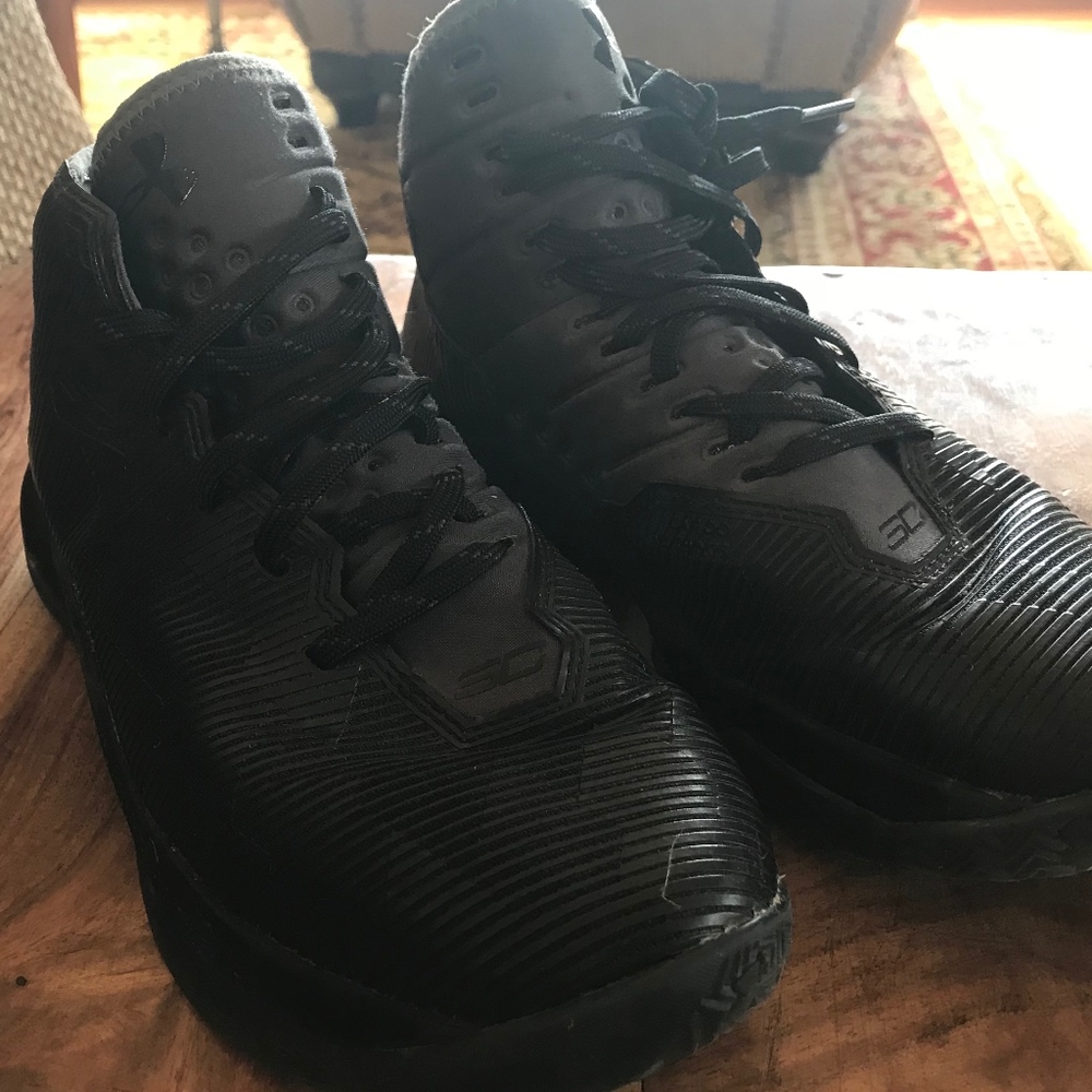Boys Under Armour Basketball shoes- Youth size 6
